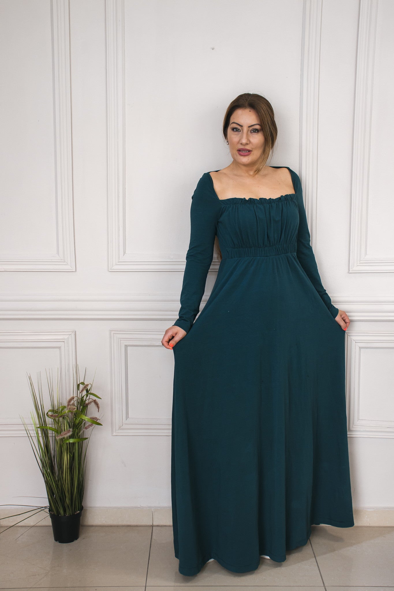 Venezianisches langes Kleid aus Stretch-Jersey mit Rüschen, tiefem Dekolleté, gemütliches Kleid, Größe beim Modell S/M