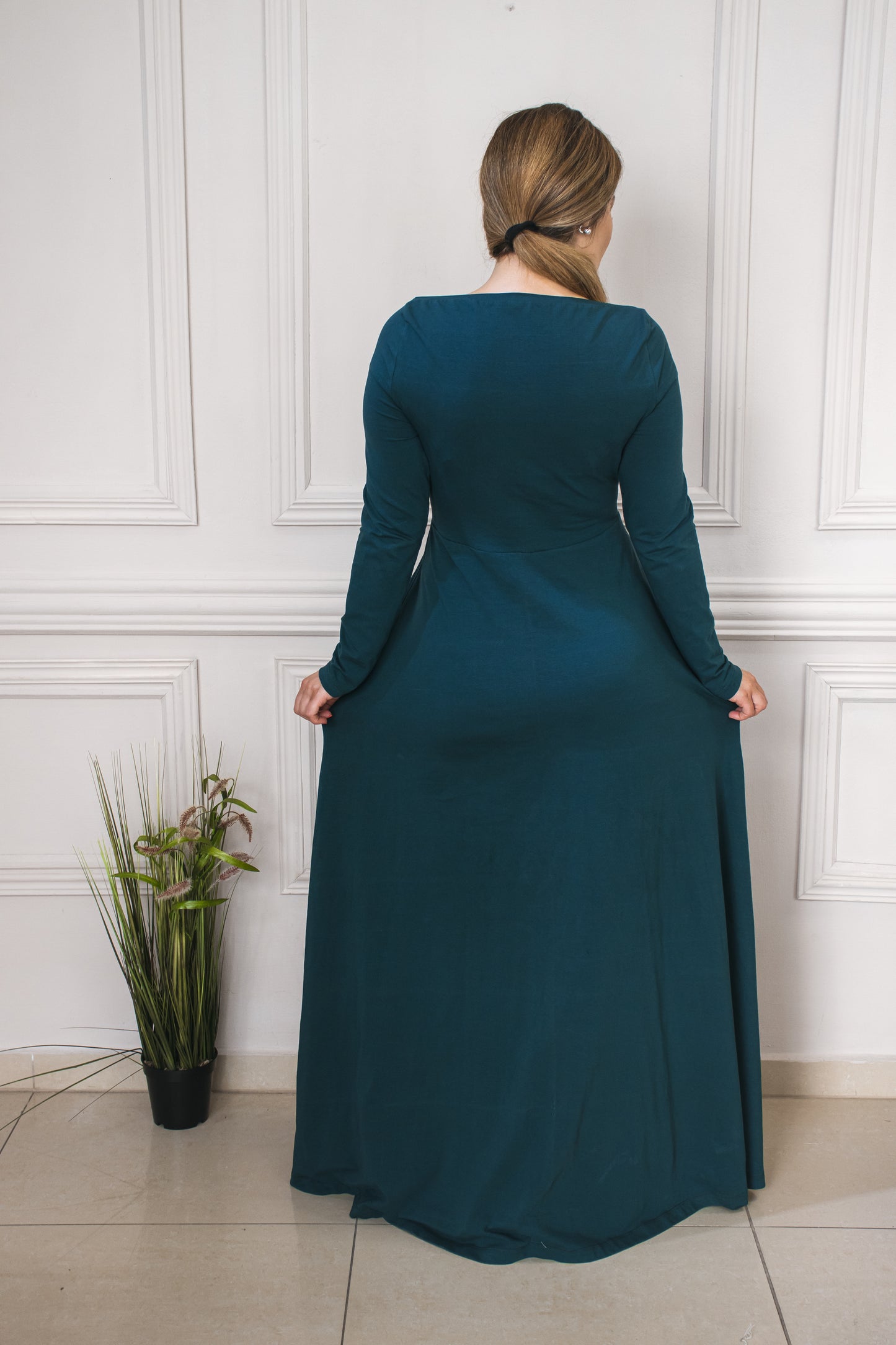 Venezianisches langes Kleid aus Stretch-Jersey mit Rüschen, tiefem Dekolleté, gemütliches Kleid, Größe beim Modell S/M