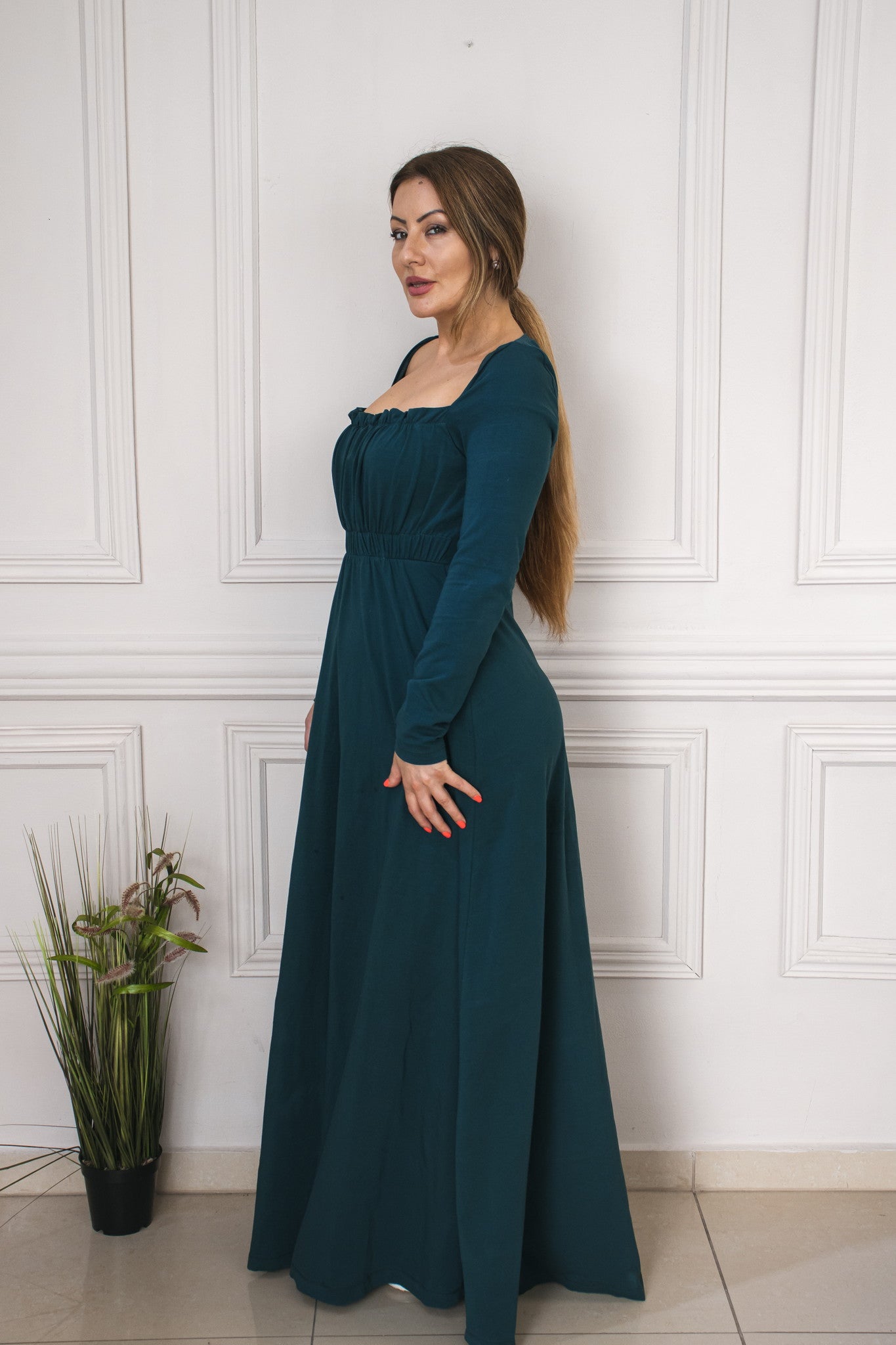 Venezianisches langes Kleid aus Stretch-Jersey mit Rüschen, tiefem Dekolleté, gemütliches Kleid, Größe beim Modell S/M