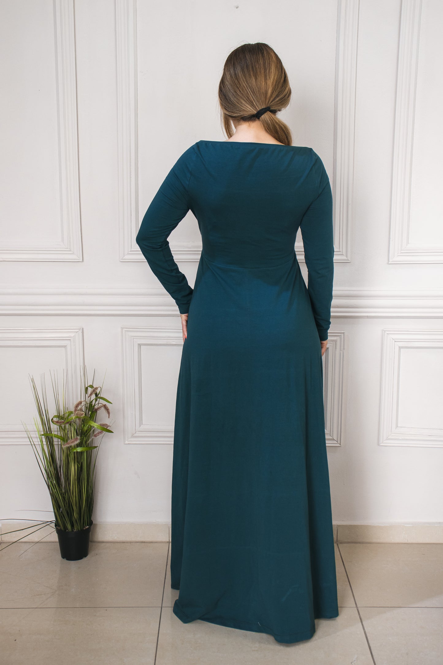 Venezianisches langes Kleid aus Stretch-Jersey mit Rüschen, tiefem Dekolleté, gemütliches Kleid, Größe beim Modell S/M