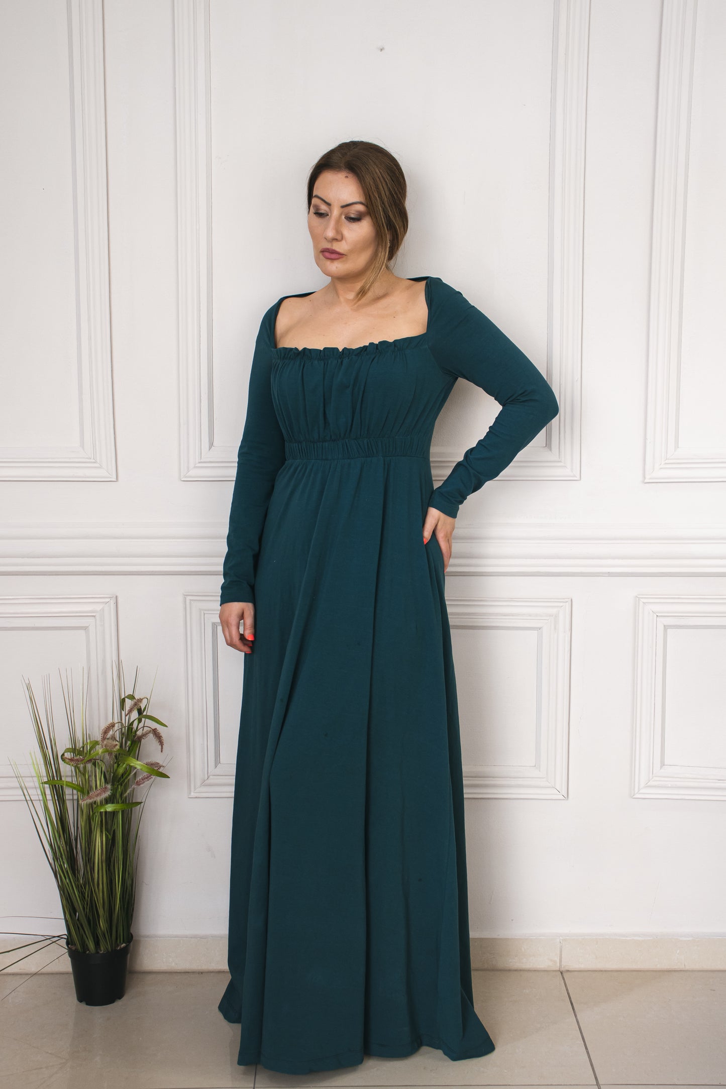 Venezianisches langes Kleid aus Stretch-Jersey mit Rüschen, tiefem Dekolleté, gemütliches Kleid, Größe beim Modell S/M